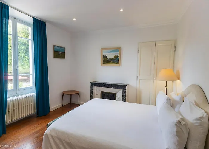 Suite Royale- Spa - Jacuzzi - Sauna - Massage - 2 Double Rooms - 4 Saisons - Piscine Chauffee Toute L'Annee - Pool View - Heated Pool -800M City Centre Nyons