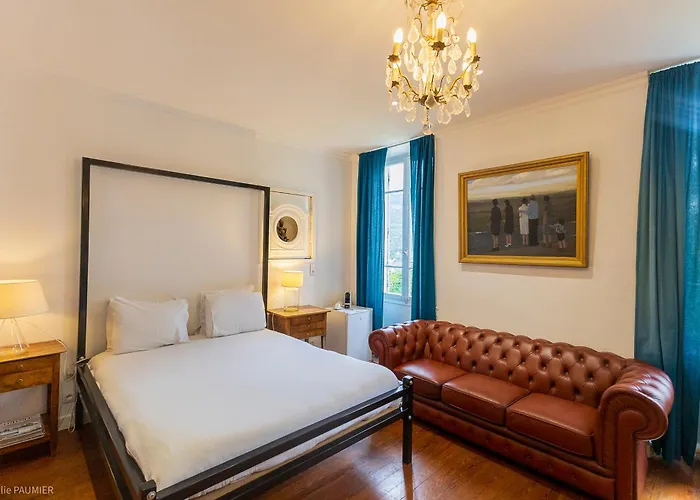 Suite Royale- Spa - Jacuzzi - Sauna - Massage - 2 Double Rooms - 4 Saisons - Piscine Chauffee Toute L'Annee - Pool View - Heated Pool -800M City Centre Nyons