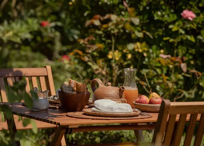 Maison Gamboia, 5 chambres d'hôtes de charme et résidence d'artistes, au calme, vaste jardin fruitier