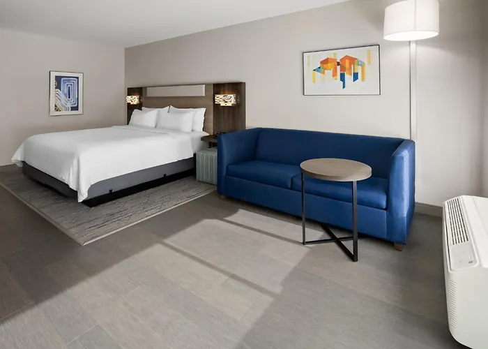Holiday Inn Express & Suites Waynesboro East