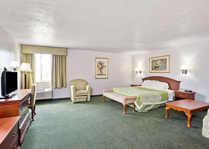 Days Inn & Suites By Wyndham Fullerton