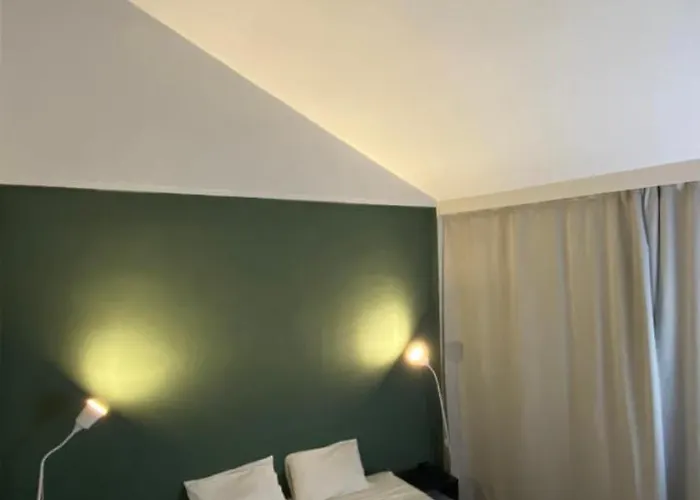 Centerpoint Hotel & Plaza