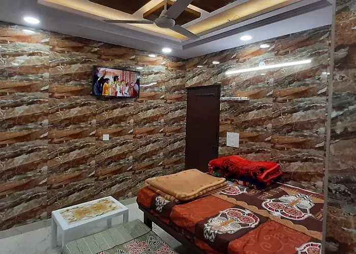 Diplomat Luxury Home Stay In Private Apartment With Kitchen, Washroom, Wifi , Android Tv, Fridge In Cream Location Of Posh South Delhi Foreiner Area Of Lajpat Nagar, Safst Locality Of Delhi For Single Females
