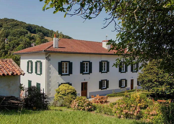 Maison Gamboia, 5 chambres d'hôtes de charme et résidence d'artistes, au calme, vaste jardin fruitier