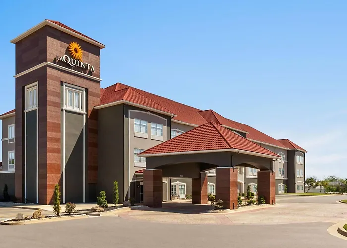 La Quinta By Wyndham Shawnee Hotel