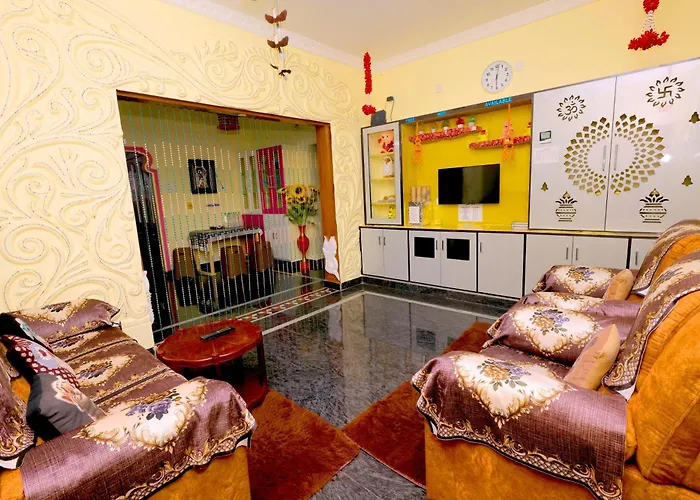 Sri Sakthi Home Stay - Free Pickup From Train Station-Unstained Bed Sheets- Powerful Ac - Fast Wifi - Water Purifier - Spotless Bathrooms- No Cockroaches- Dust Free Rooms- Luxury Mattress- Refrigerator- Cozy Ambience- 24 Hours Hot Water- Washing Mach
