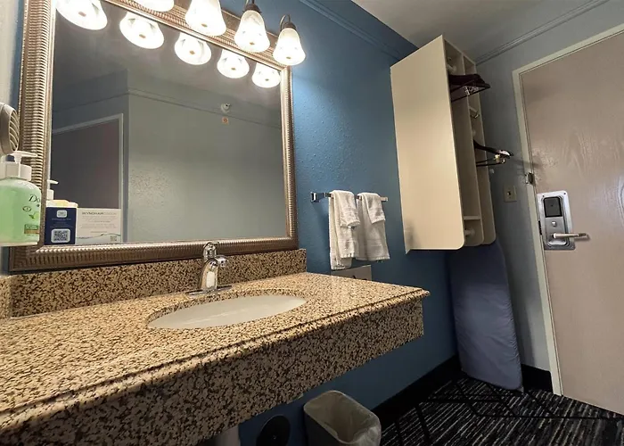 Baymont By Wyndham Litchfield Hotel