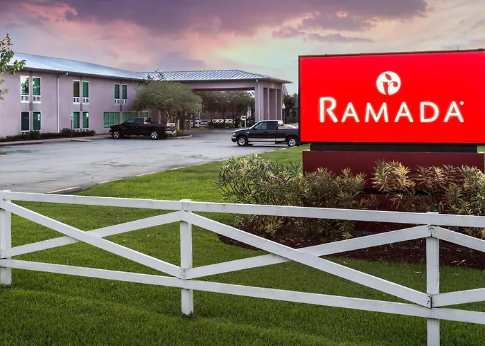 Ramada By Wyndham Luling Hotel