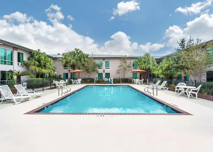 Ramada By Wyndham Luling Hotel