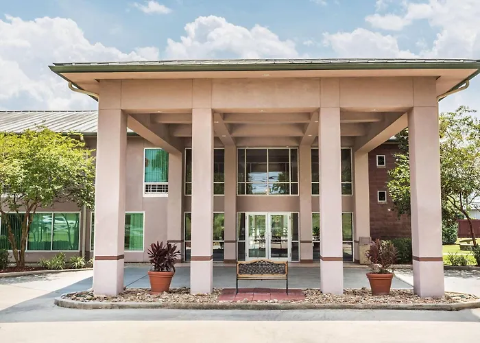 Ramada By Wyndham Luling Hotel