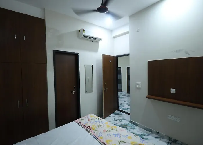 Hotel Shri Balaji Dham, Family Room Near Mathura Railway Station