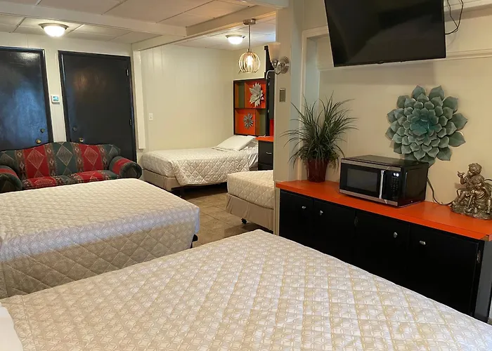 Simmons Motel And Suites