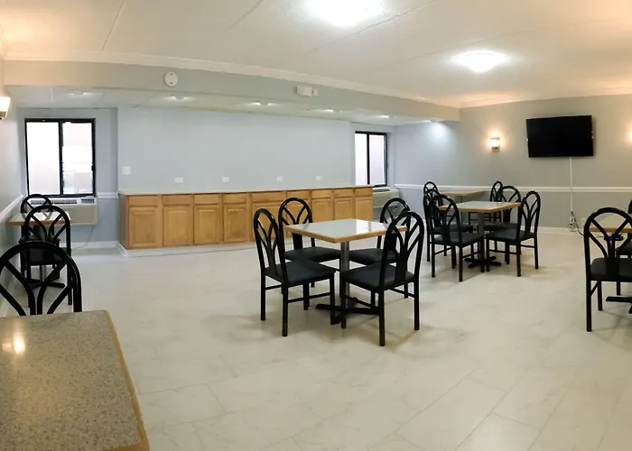 Howard Johnson By Wyndham Waukegan Great Lakes
