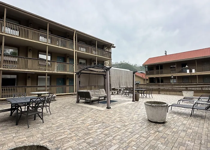 Days Inn & Suites By Wyndham Downtown Gatlinburg Parkway