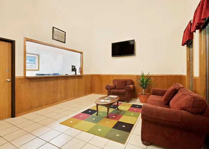 Super 8 By Wyndham Marshall