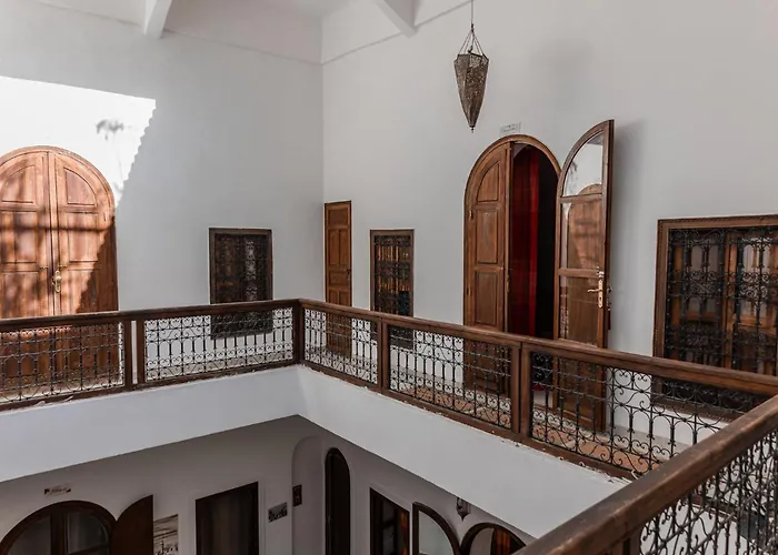 Riad White Flowers