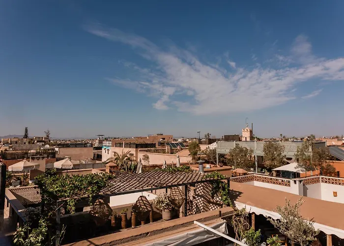 Riad White Flowers