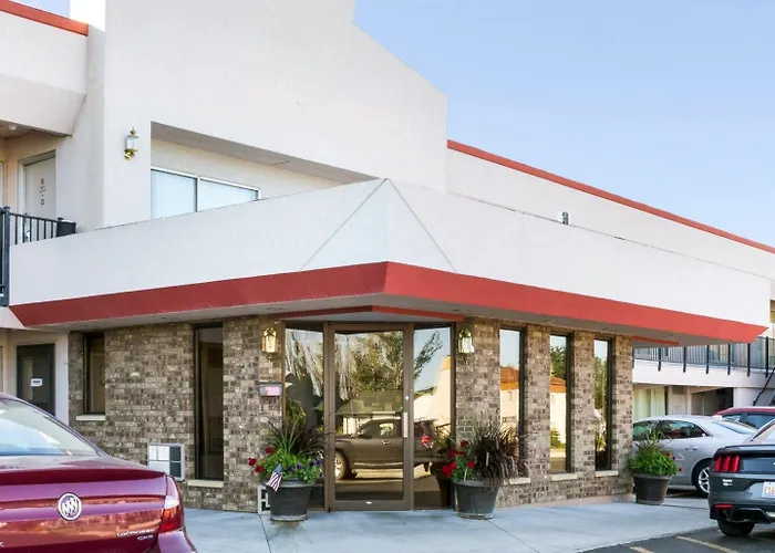 Econo Lodge Wall