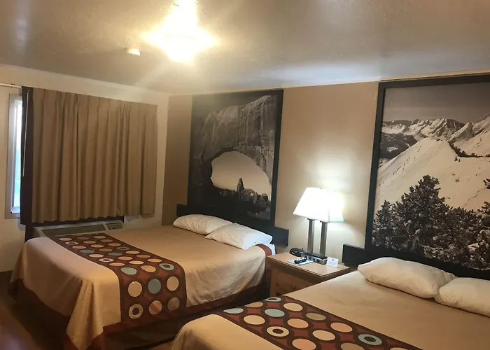 Super 8 By Wyndham Evanston