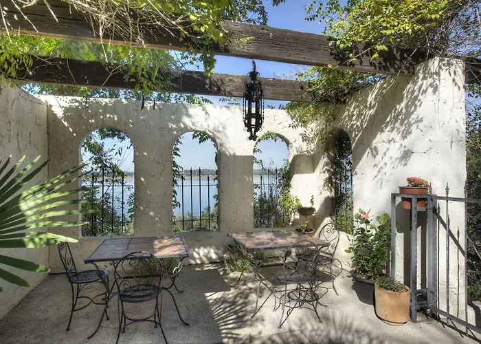 Lakehouse Bed And Breakfast Canyon Lake