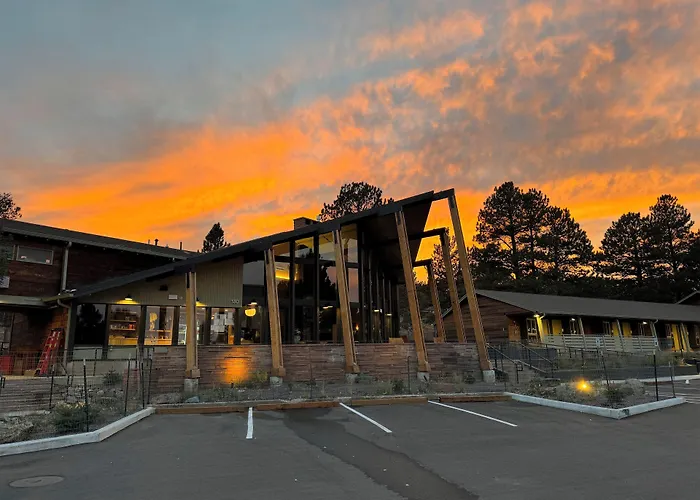 Trailhead Lodge