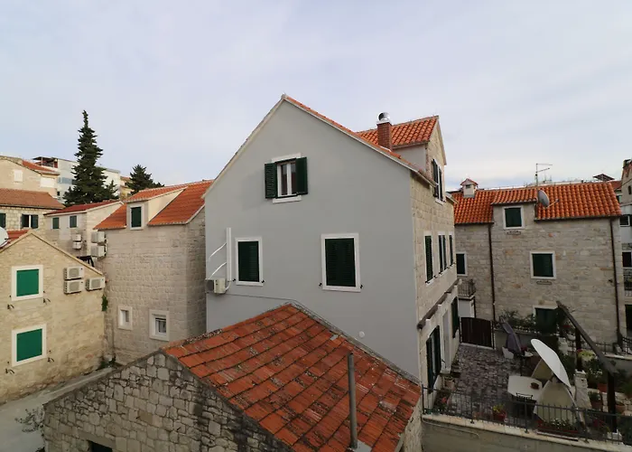 House Sandra Split
