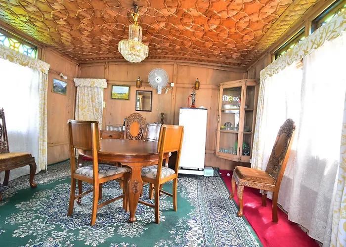 Houseboat Zaindari Palace
