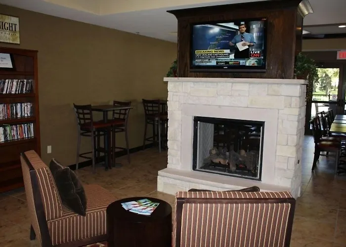 Parkwood Inn & Suites
