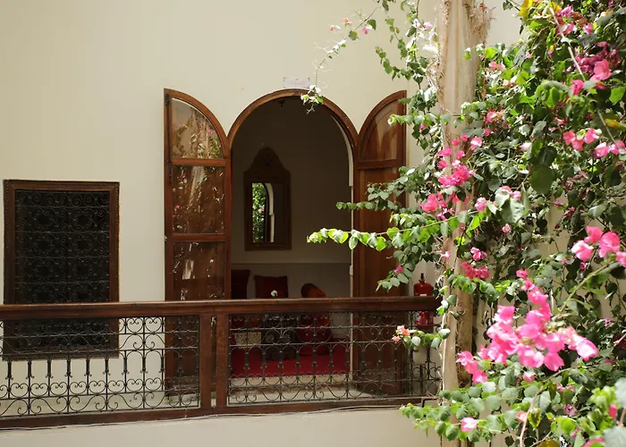 Riad White Flowers