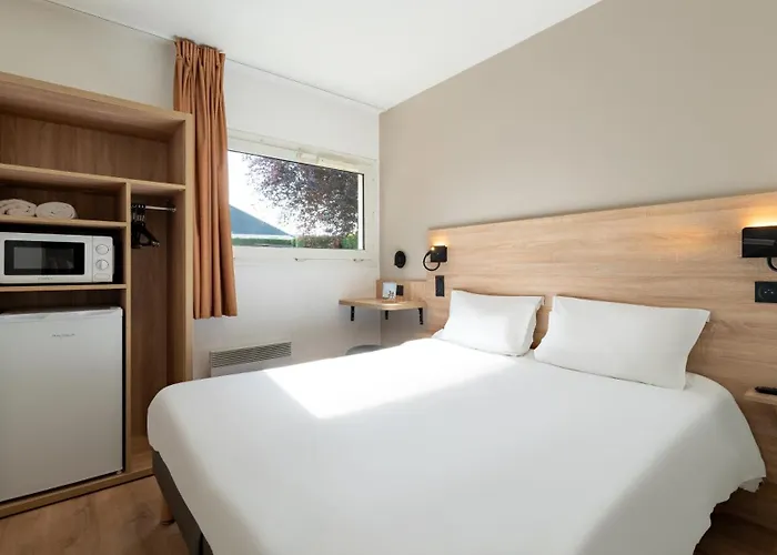 Hotel Cerise Lens