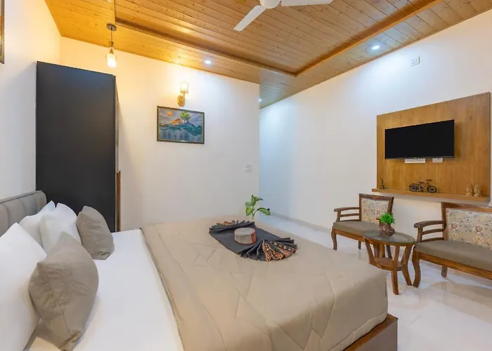Dusk Vibes Near Mall Roade Kasauli Entire 1-Bedroom With Private Balcony With Delicious Food
