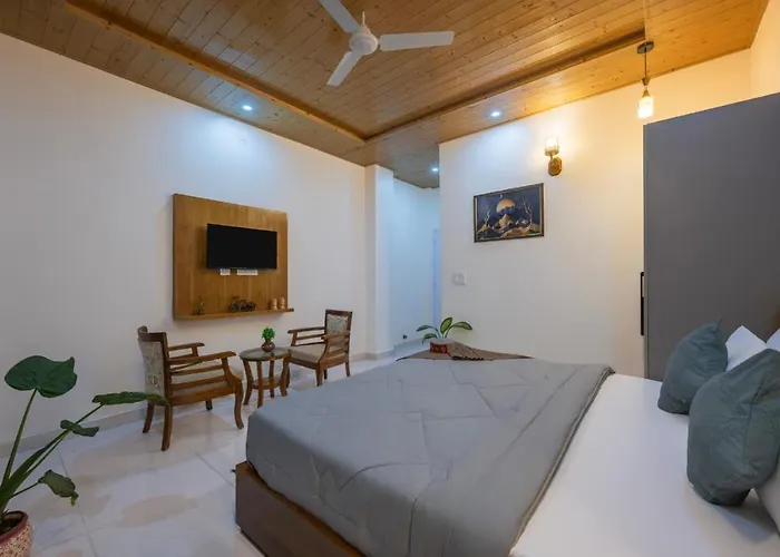 Dusk Vibes Near Mall Roade Kasauli Entire 1-Bedroom With Private Balcony With Delicious Food