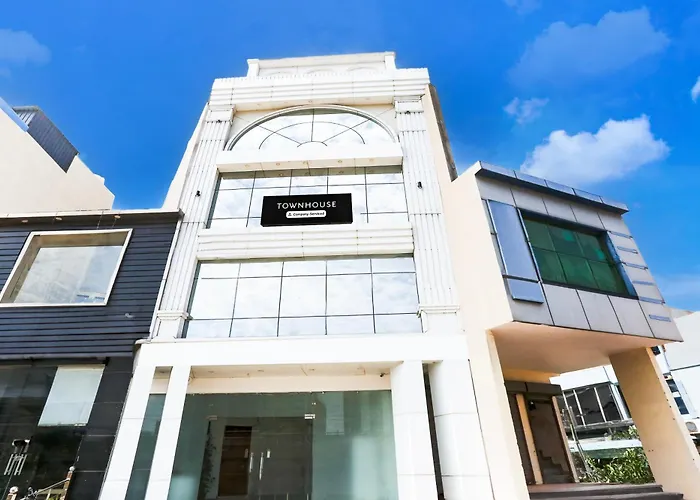 Super Townhouse Eden Garden Zirakpur