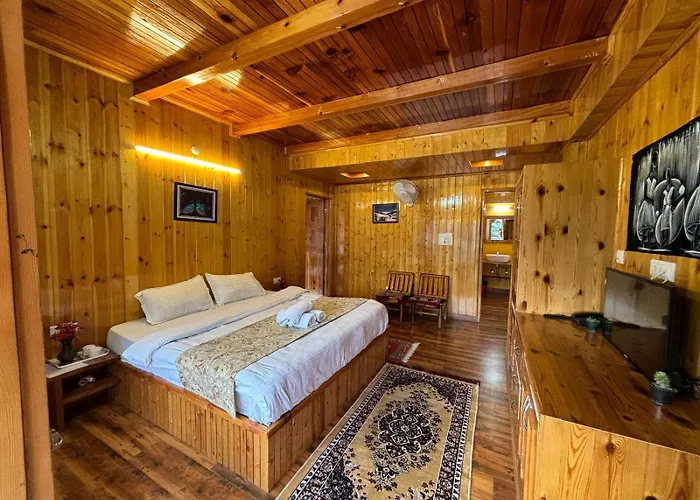 Cafe Saffron Sips & Stays - Alpine Suites Naggar Near Manali