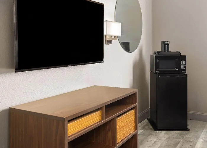 Super 8 By Wyndham Mentor/Cleveland Area Hotel