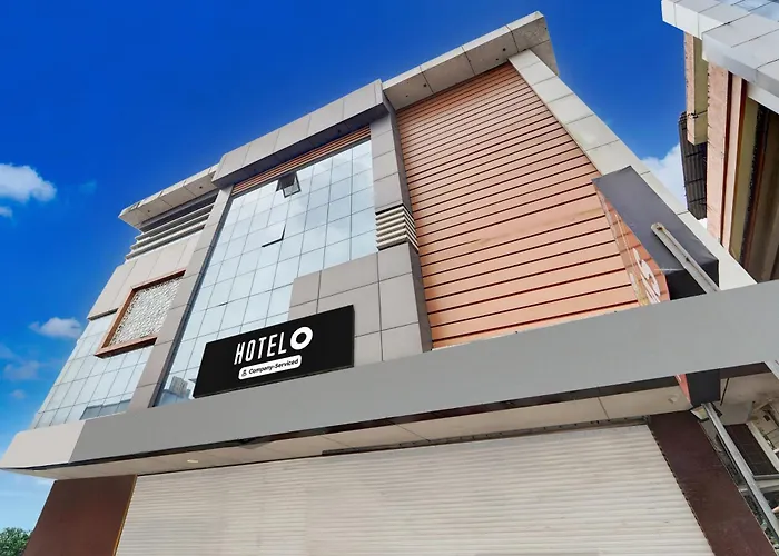 Hotel O Pathanamthitta Near Mahatma Gandhi Statue