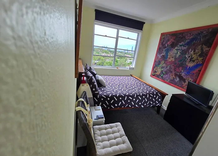 Views Of City And Anzac Bridge And Blue Mtns 1Br In 2Br Annandale Apt