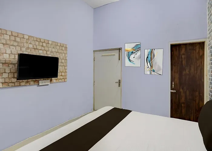 Hotel O Cross King Hotel & Restaurant