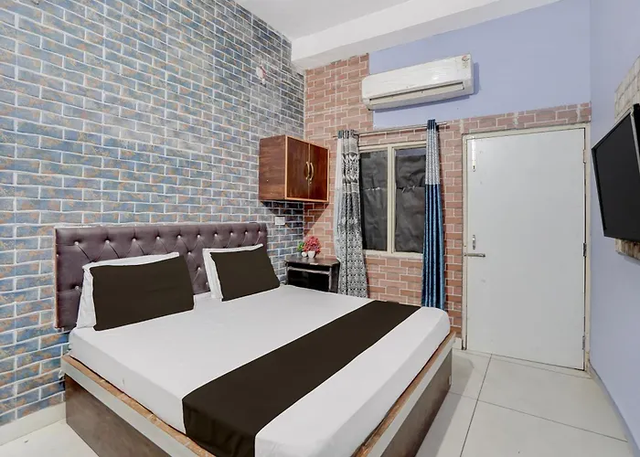 Hotel O Cross King Hotel & Restaurant