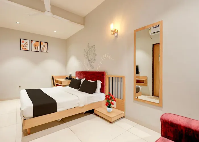 Super Townhouse Nagthane Satara Formerly Matoshree Palace