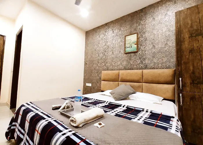 The Heaven Homestays - A Budget Rooms By Dhesi Group