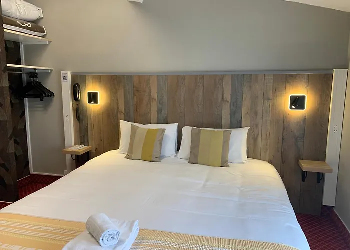 Brit Hotel Bleu Nuit Saintes