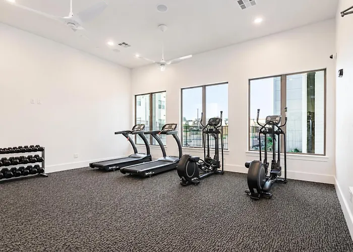 Upscale 1Br Pool&Gym Utsa Centrally Located!