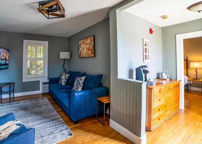 Hellbender Bed & Beverage