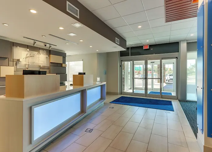 Holiday Inn Express & Suites - Roanoke - Civic Center