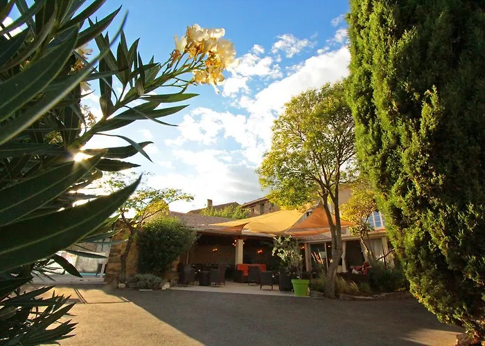 Hotel Logis Auberge Côté Jardin à Lézignan-Corbières