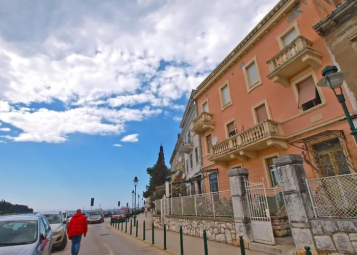 Apartments By The Sea 1050