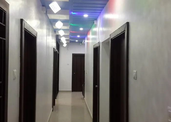 Hotel Holiday Era Opposite Railway Station