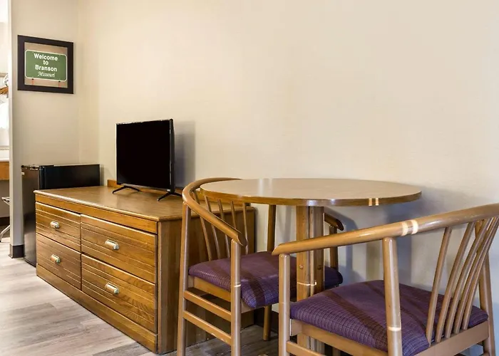 Econo Lodge Inn & Suites Branson Shepherd Of The Hills Expy