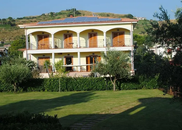 Larus Hotel